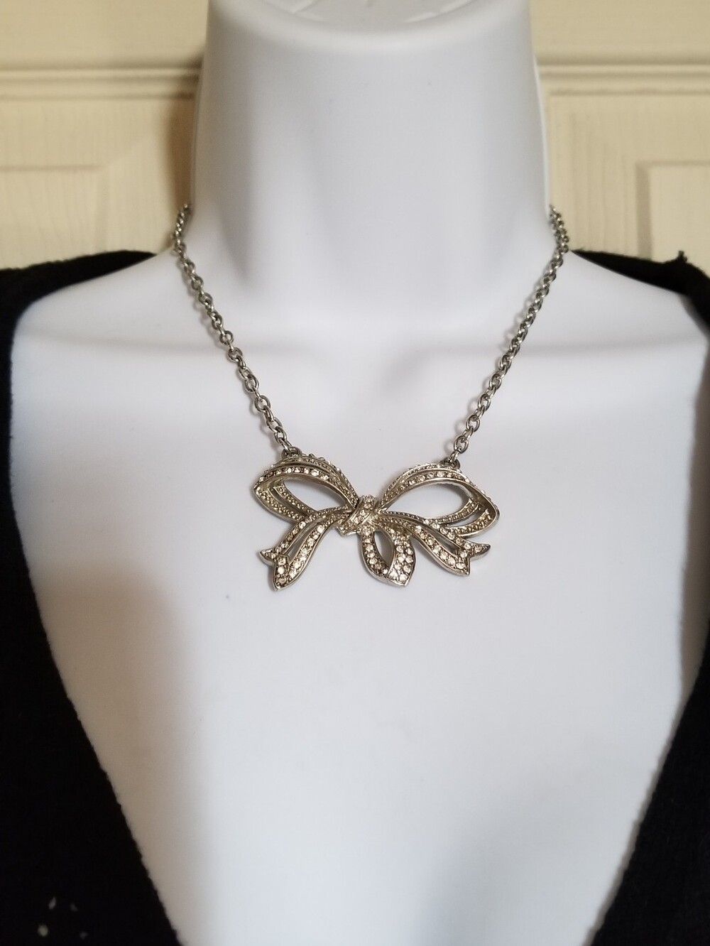 Claire's Y2K Silvertone Rhinestone Oversized Bow Necklace Retro Vintage Glitz.